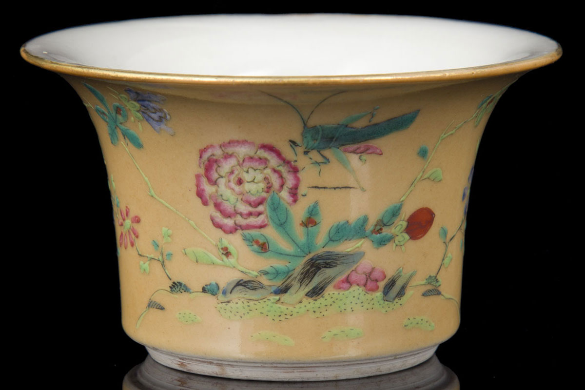 Qianlong famille rose caramel-ground container